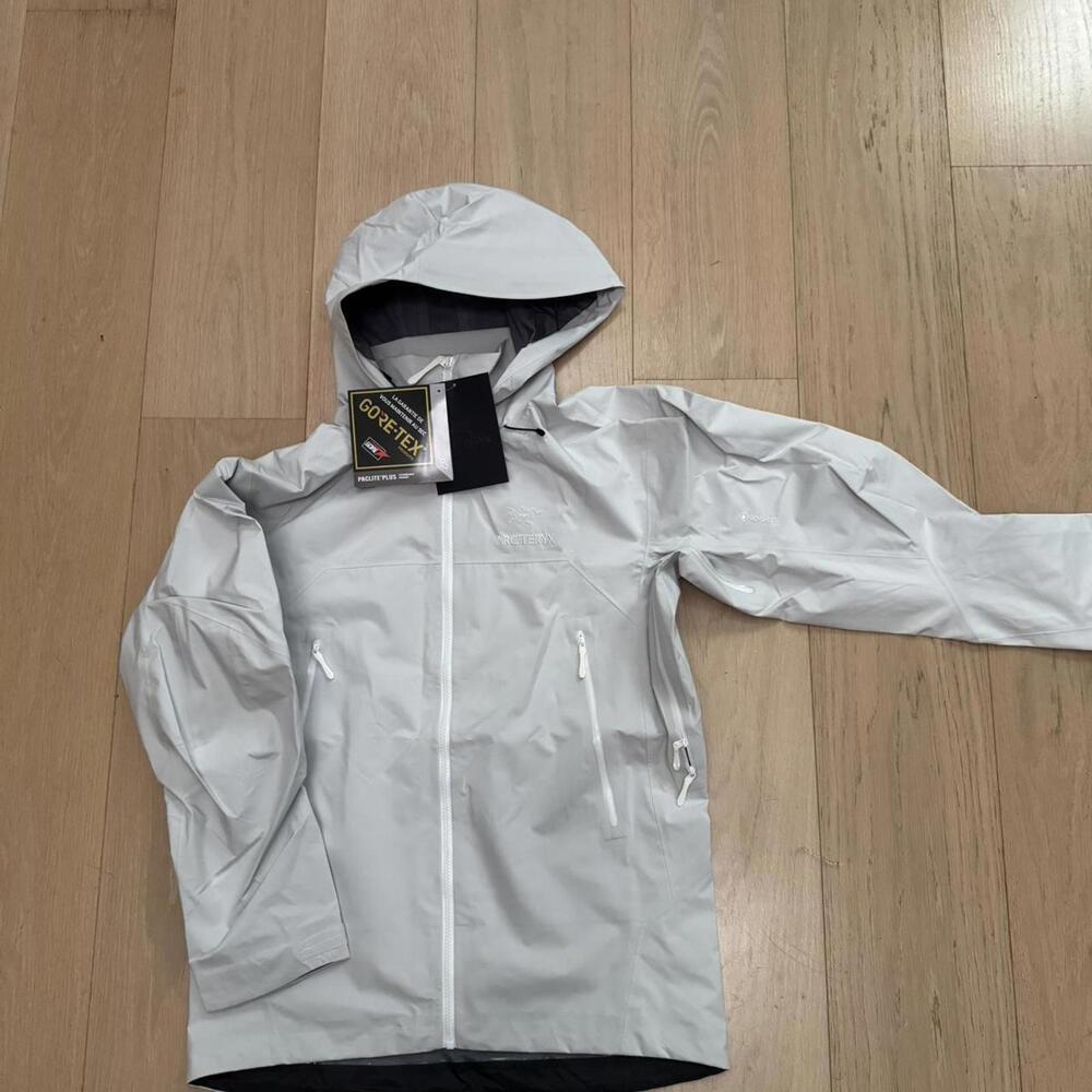 Arc’teryx Beta AR Jacket in White